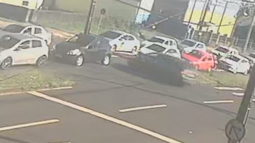 Imagem referente a Vídeo mostra que trânsito estava parado quando carro atravessou Avenida e foi atingido por moto