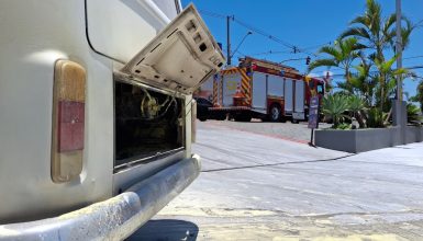 Imagem referente a Kombi pega fogo em posto de combustíveis no Bairro Periolo