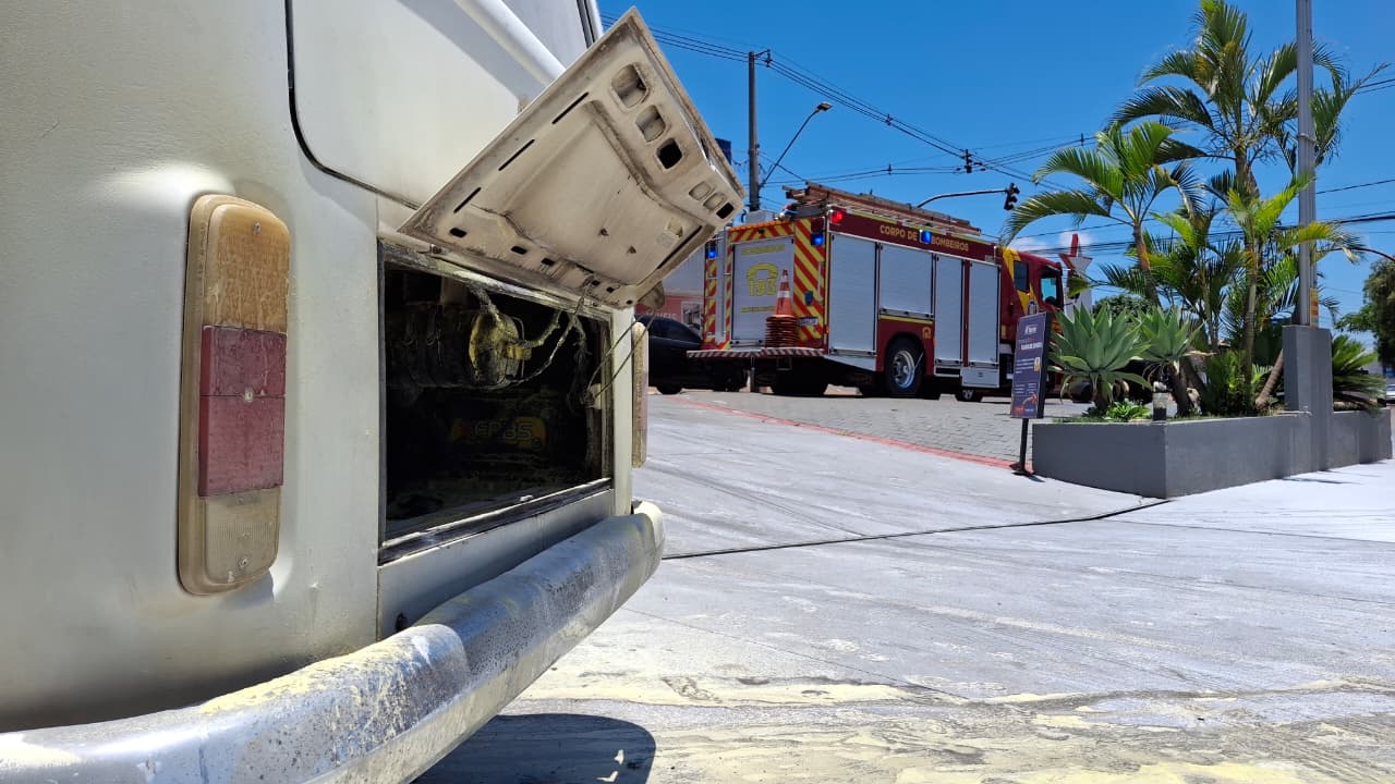 Kombi pega fogo em posto de combustíveis no Bairro Periolo
