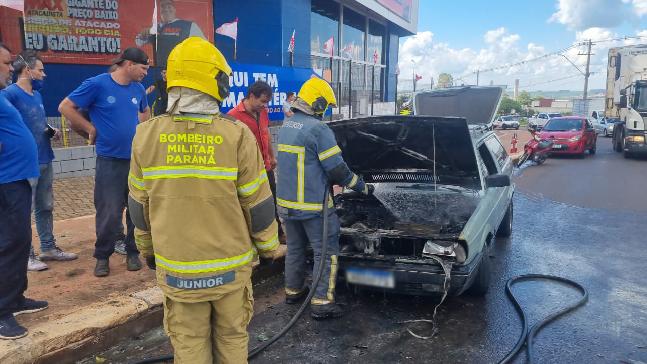 Parati pega fogo e mobiliza Corpo de Bombeiros no Trevo Guarujá, em Cascavel