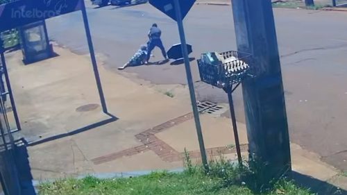 Imagem referente a Câmera flagra bandido arrancando bolsa e arrastando senhora na Rua Europa, em Cascavel