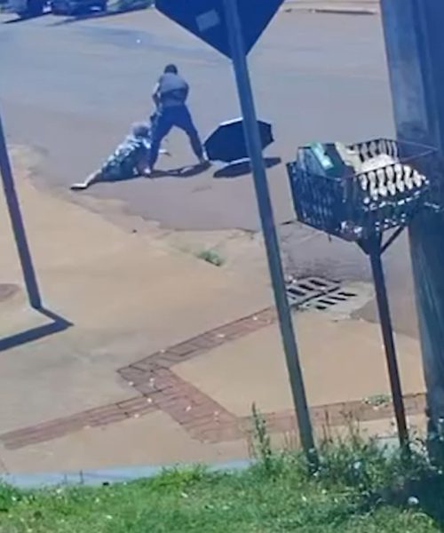 Imagem referente a Câmera flagra bandido arrancando bolsa e arrastando senhora na Rua Europa, em Cascavel