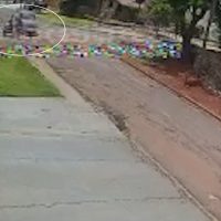 Imagem referente a Câmera flagra momento em que motociclista é arremessado após colisão entre Ranger e Yamaha Fluo em Cascavel