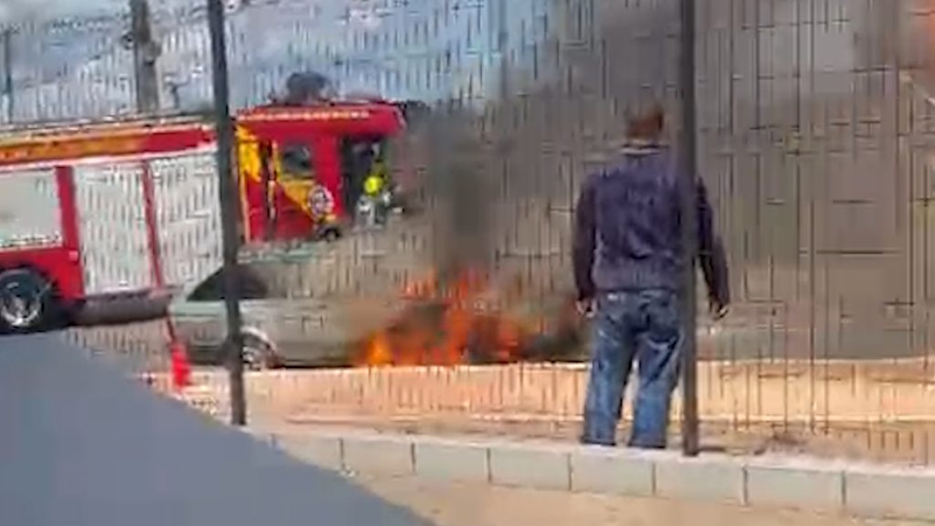 Vídeos mostram Parati em chamas no Trevo Guarujá; populares tentam conter fogo antes da chegada dos bombeiros Vídeos mostram Parati em chamas no Trevo Guarujá; populares tentam conter fogo antes da chegada dos bombeiros