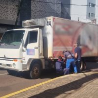 Imagem referente a Caminhão quebrado interdita faixa e afeta o tráfego na Rua Paraná