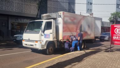 Imagem referente a Caminhão quebrado interdita faixa e afeta o tráfego na Rua Paraná