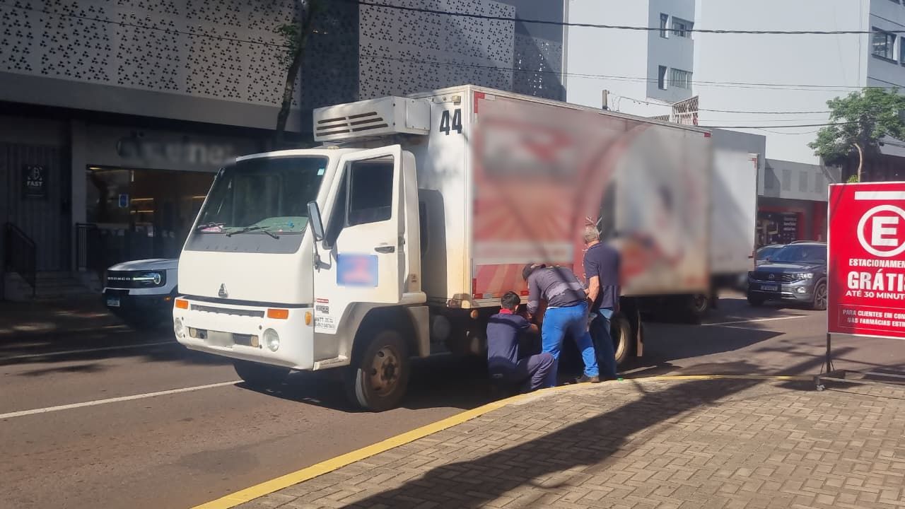 Caminhão quebrado interdita faixa e afeta o tráfego na Rua Paraná