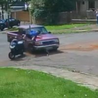 Imagem referente a Por outro ângulo: veja acidente entre moto e Ranger no bairro Neva