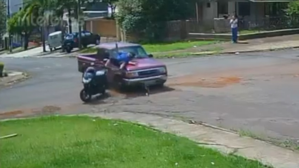 Imagem referente a Por outro ângulo: veja acidente entre moto e Ranger no bairro Neva
