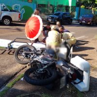 Imagem referente a Jovem fratura a perna em forte colisão entre moto e carro no Parque Verde