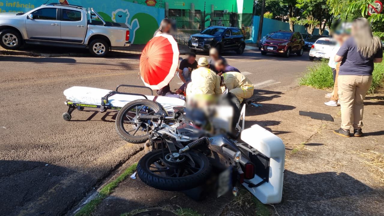 Jovem fratura a perna em forte colisão entre moto e carro no Parque Verde