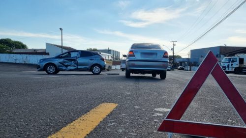 Imagem referente a Colisão entre HB20 e Siena causa lentidão na Rua Padre Anchieta, no Parque São Paulo
