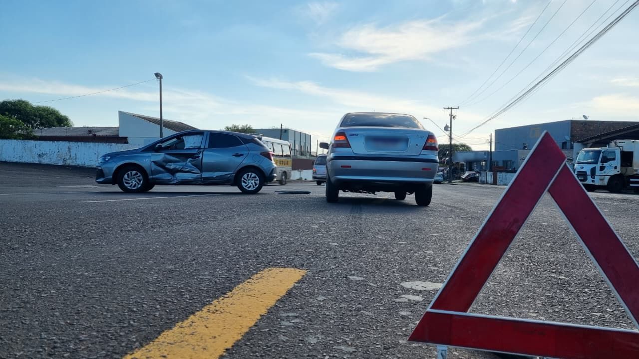 Colisão entre HB20 e Siena causa lentidão na Rua Padre Anchieta, no Parque São Paulo