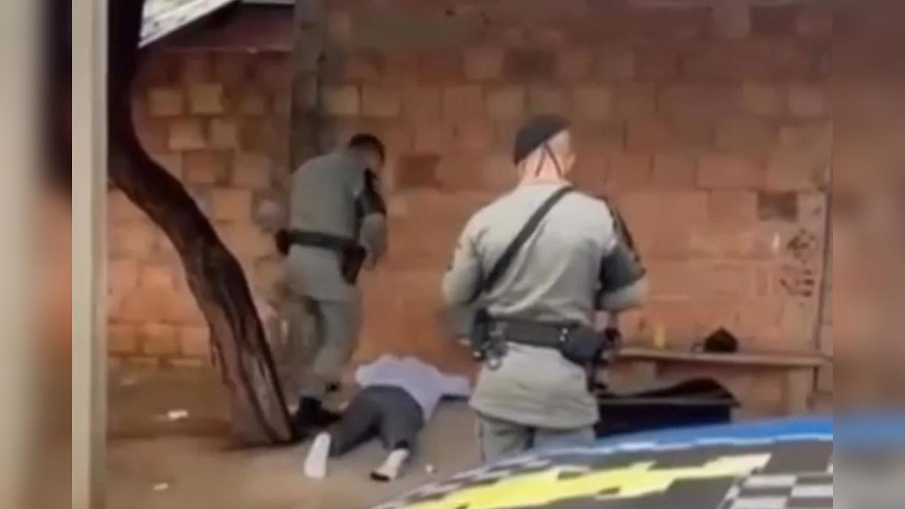 Caseiro agride casal de patrões com barra de ferro e incendeia casa