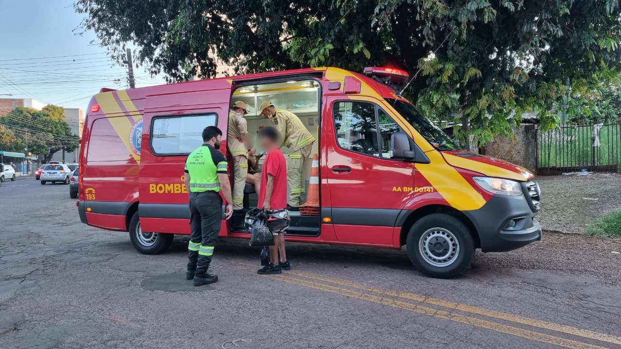 Jovem é atendida pelo Siate após colisão entre motos no Bairro São Cristóvão