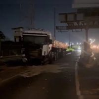 Imagem referente a Carreta bate em divisor de concreto em pedágio e fica destruída na BR-369 entre Rolândia e Arapongas