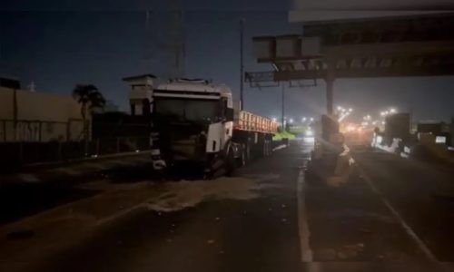 Imagem referente a Carreta bate em divisor de concreto em pedágio e fica destruída na BR-369 entre Rolândia e Arapongas
