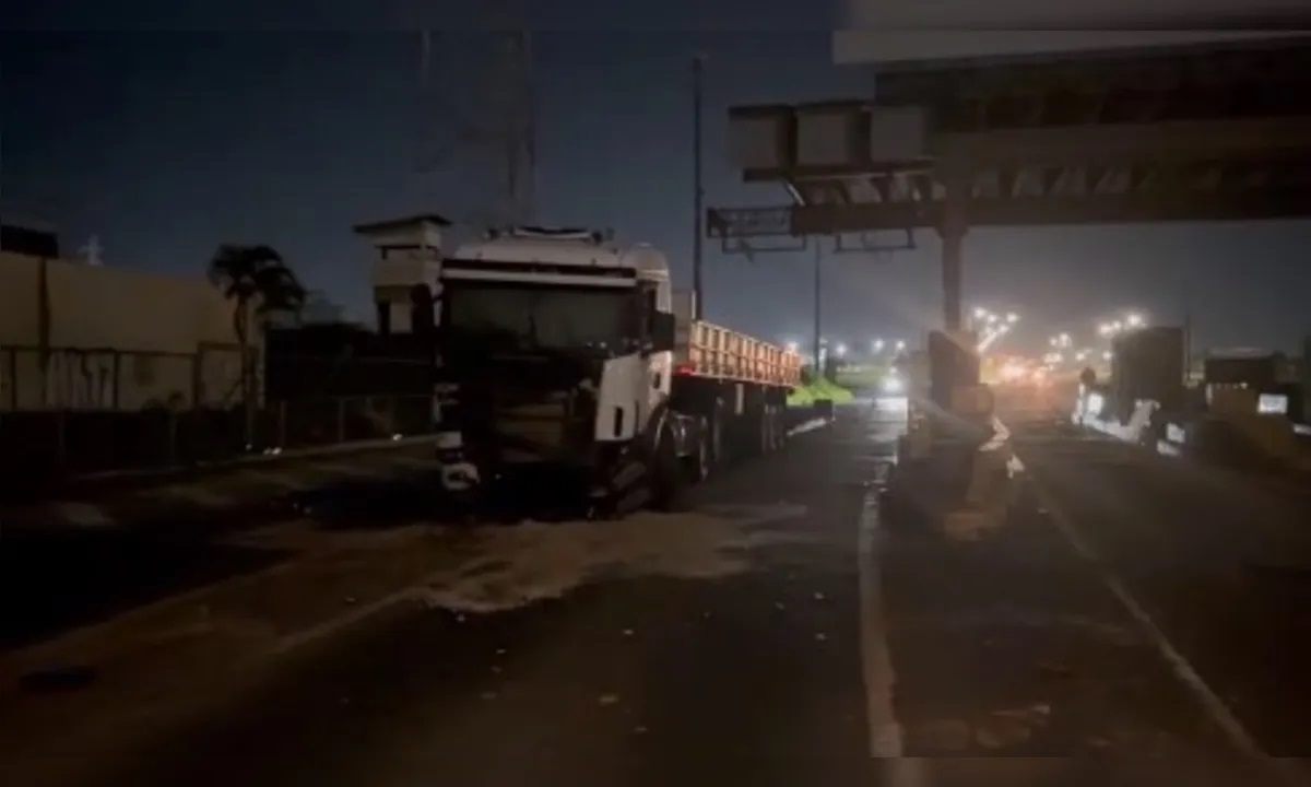 Carreta bate em divisor de concreto em pedágio e fica destruída na BR-369 entre Rolândia e Arapongas