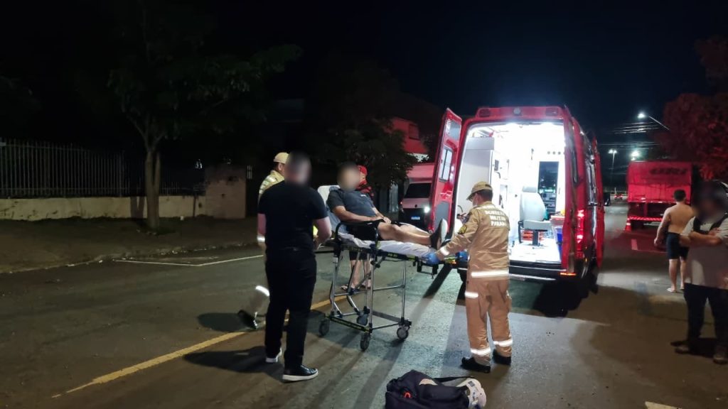 Areia na pista provoca queda de motociclista no Bairro Santa Cruz Areia na pista provoca queda de motociclista no Bairro Santa Cruz