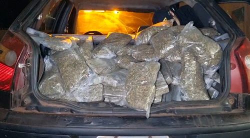 Imagem referente a PRF apreende Fiat Palio carregado com maconha na BR-277