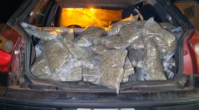Imagem referente a PRF apreende Fiat Palio carregado com maconha na BR-277