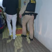 Imagem referente a PM usa taser para conter homem que descumpriu medida protetiva em Cascavel