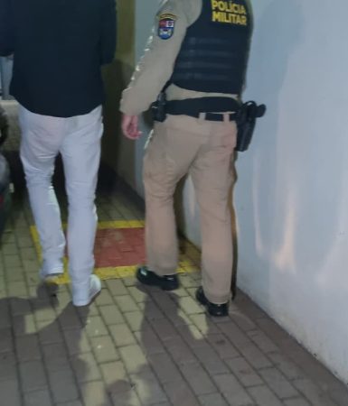 Imagem referente a PM usa taser para conter homem que descumpriu medida protetiva em Cascavel