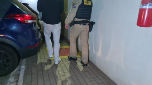Imagem referente a PM usa taser para conter homem que descumpriu medida protetiva em Cascavel