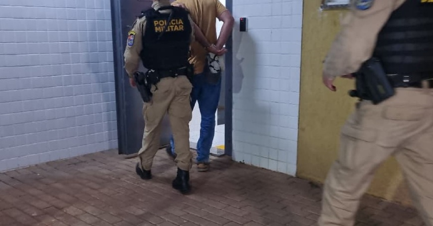 Filho descumpre medida protetiva da mãe e acaba preso no bairro Esmeralda