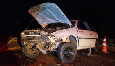 Motorista capota carro após ser fechado por outro veículo na BR 369 Imagem referente a Motorista capota carro após ser fechado por outro veículo na BR 369