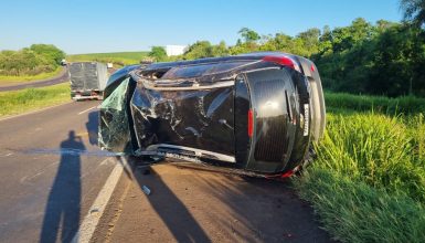 Dois homens ficam feridos após Captiva capotar na BR-163, km 217, na manhã deste sábado Imagem referente a Dois homens ficam feridos após Captiva capotar na BR-163, km 217, na manhã deste sábado
