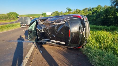Dois homens ficam feridos após Captiva capotar na BR-163, km 217, na manhã deste sábado Imagem referente a Dois homens ficam feridos após Captiva capotar na BR-163, km 217, na manhã deste sábado