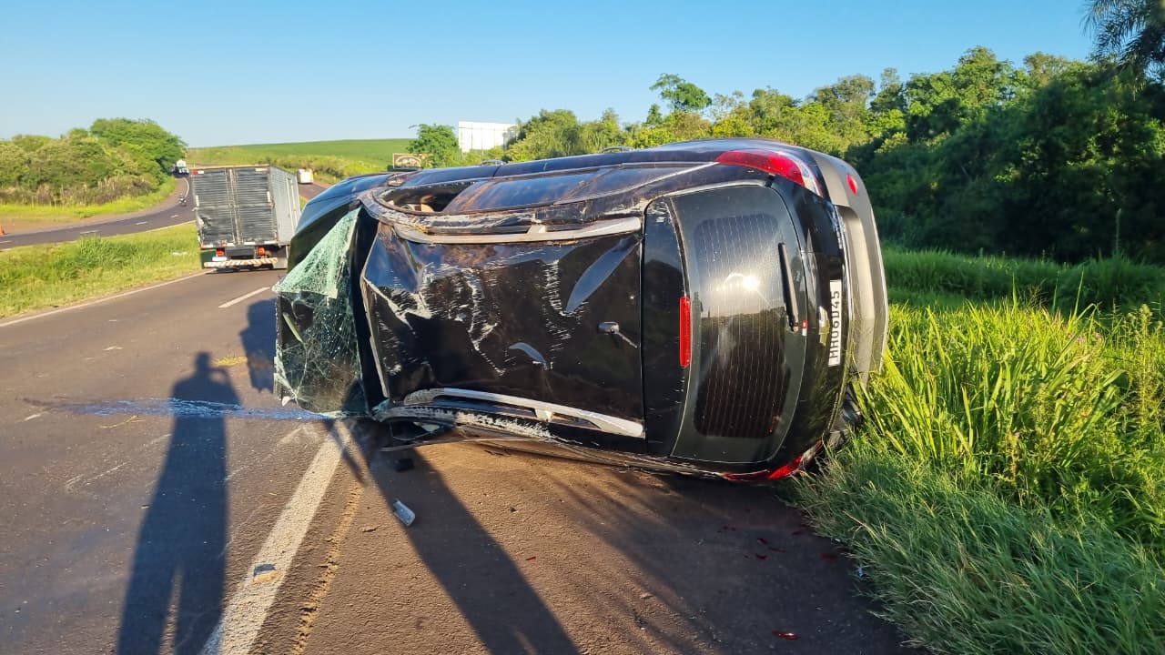 Dois homens ficam feridos após Captiva capotar na BR-163, km 217, na manhã deste sábado