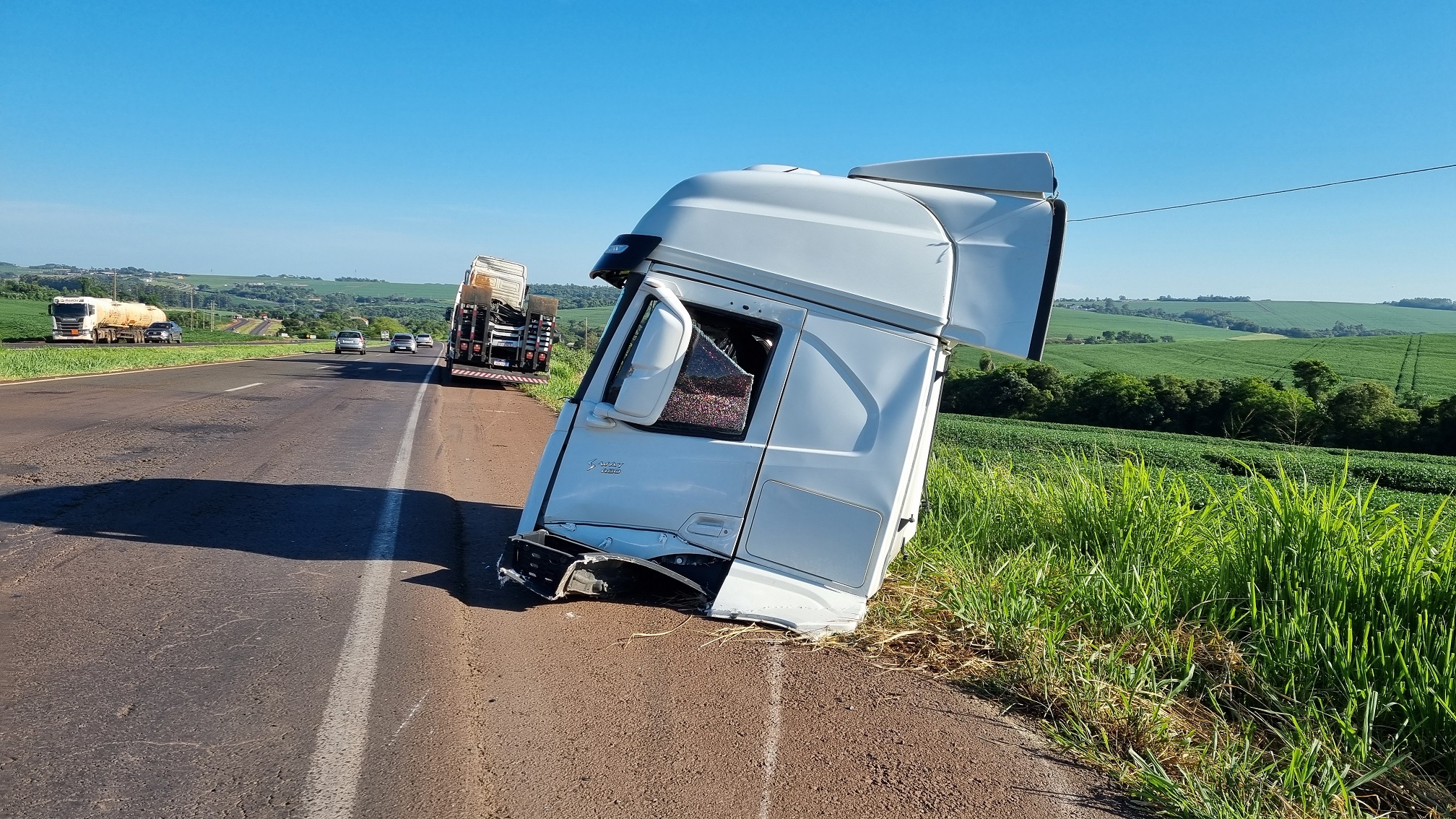 Que susto! Cabine de carreta se solta e “voa” na BR-163 em Cascavel