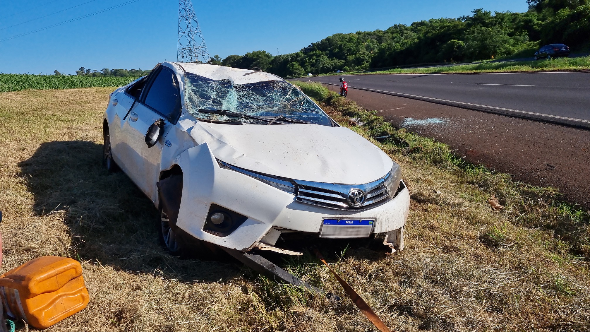 Corolla capota na BR-163 em Cascavel na manhã deste sábado