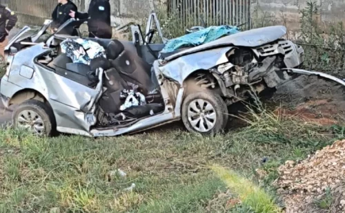 Carro voa na reta e motorista morre preso às ferragens no Paraná Carro voa na reta e motorista morre preso às ferragens no Paraná