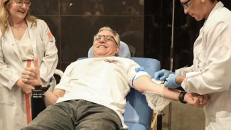 Padilha doa sangue e marca início da vacinação contra vírus sincicial Padilha doa sangue e marca início da vacinação contra vírus sincicial