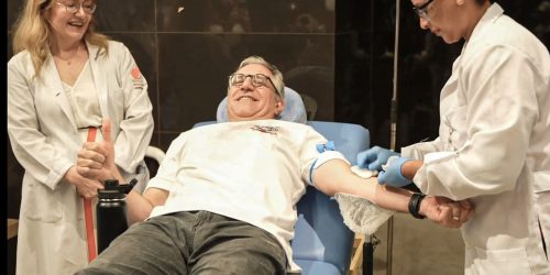 Padilha doa sangue e marca início da vacinação contra vírus sincicial Imagem referente a Padilha doa sangue e marca início da vacinação contra vírus sincicial