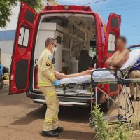 Imagem referente a Homem fica ferido após tampa de bueiro cair sobre o pé durante limpeza de pátio de condomínio