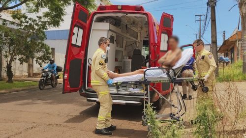 Imagem referente a Homem fica ferido após tampa de bueiro cair sobre o pé durante limpeza de pátio de condomínio