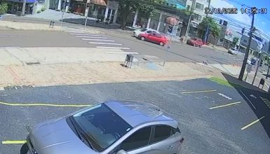 Imagem referente a Câmeras flagram colisão entre dois veículos na tarde deste sábado no Centro de Cascavel