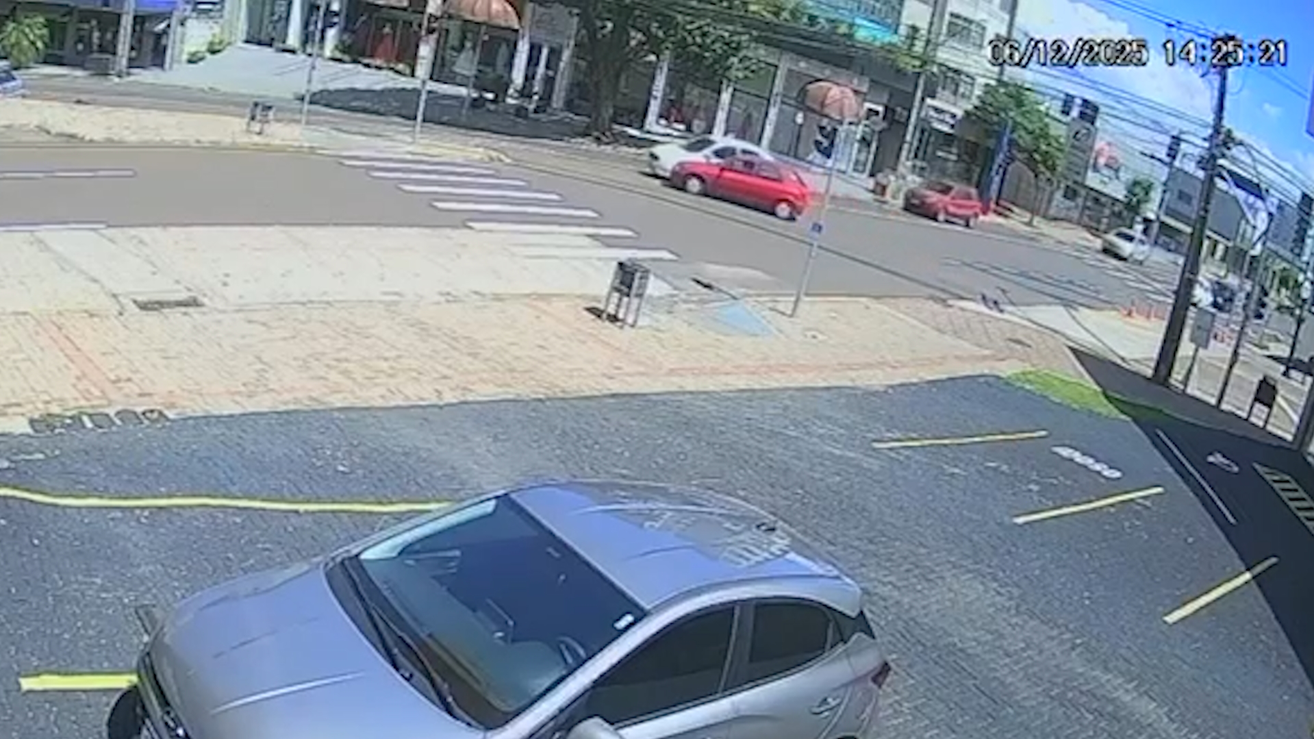 Câmeras flagram colisão entre dois veículos na tarde deste sábado no Centro de Cascavel Câmeras flagram colisão entre dois veículos na tarde deste sábado no Centro de Cascavel