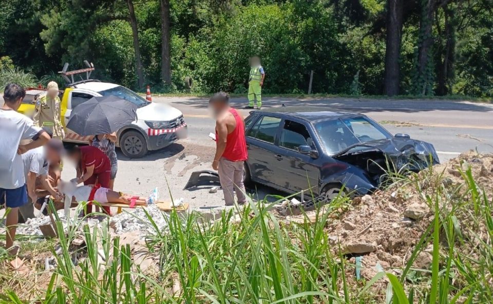 Mulher e criança ficam entre a vida e a morte após batida na PR-418 Mulher e criança ficam entre a vida e a morte após batida na PR-418