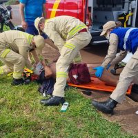 Imagem referente a Capacete chega a rachar após motociclista cair na Rua Jorge Lacerda e atingir pedra