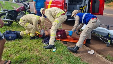 Imagem referente a Capacete chega a rachar após motociclista cair na Rua Jorge Lacerda e atingir pedra