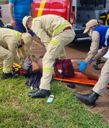 Imagem referente a Capacete chega a rachar após motociclista cair na Rua Jorge Lacerda e atingir pedra