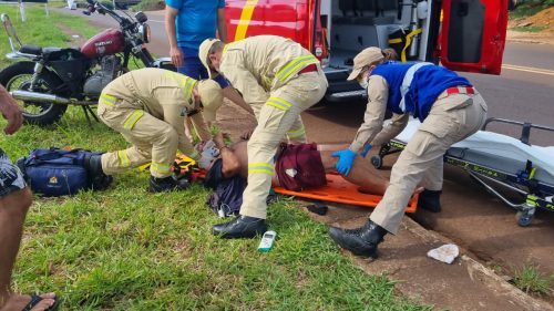 Imagem referente a Capacete chega a rachar após motociclista cair na Rua Jorge Lacerda e atingir pedra
