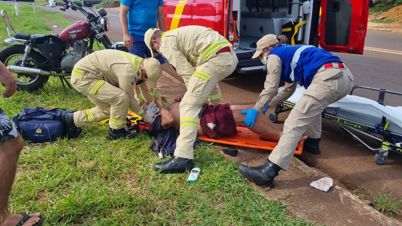 Imagem referente a Capacete chega a rachar após motociclista cair na Rua Jorge Lacerda e atingir pedra