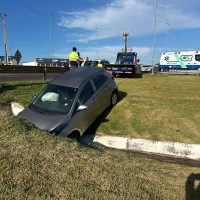 Imagem referente a HB20 sai da pista e cai em “barranco” no Trevo Cataratas