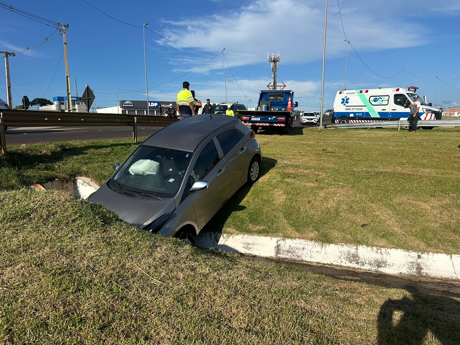 Imagem referente a HB20 sai da pista e cai em “barranco” no Trevo Cataratas